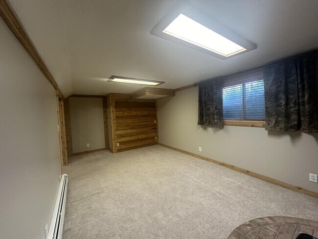 Building Photo - Cute country home available!