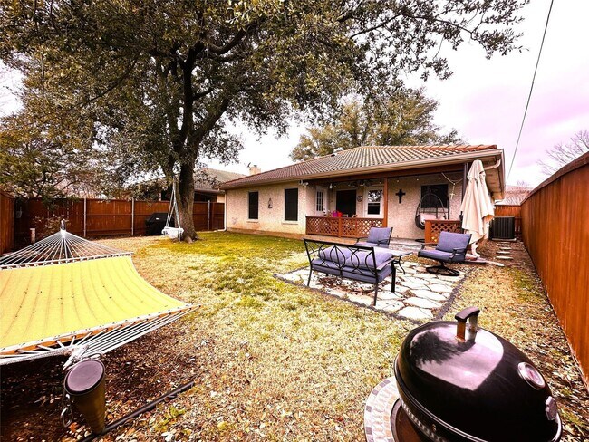 Building Photo - Three Bed Two Bath Home