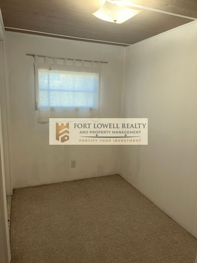 Building Photo - 2 bed/1 Bath with Washer & Dryer