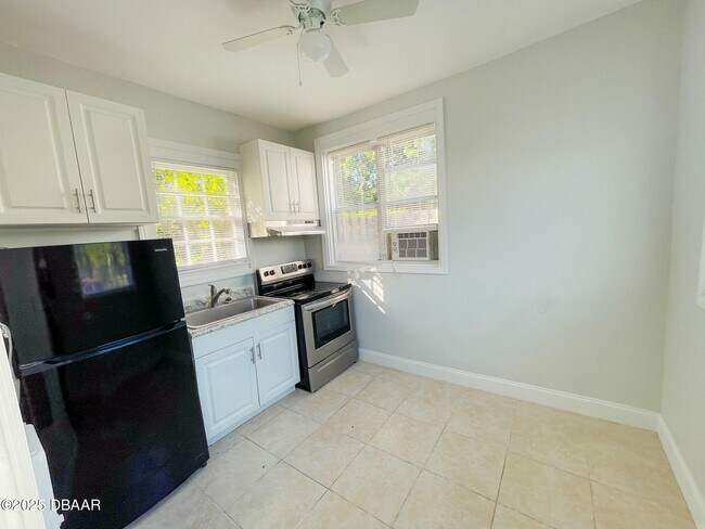 Building Photo - 411 N Oleander Ave