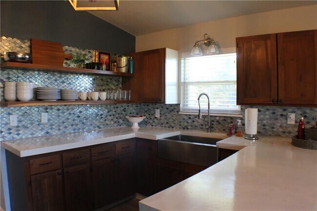 Building Photo - 4 Tilbury Ln