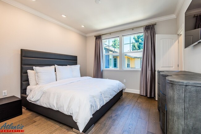 Building Photo - Gorgeous Condo | Premium Materials
