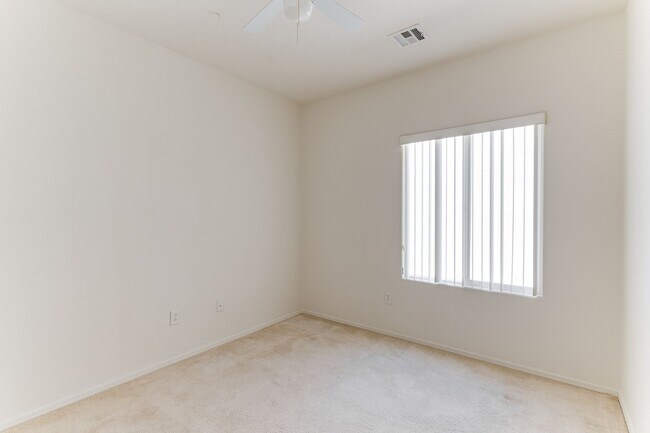 Building Photo - Spacious & Bright 3-Bed Home in Desirable ...