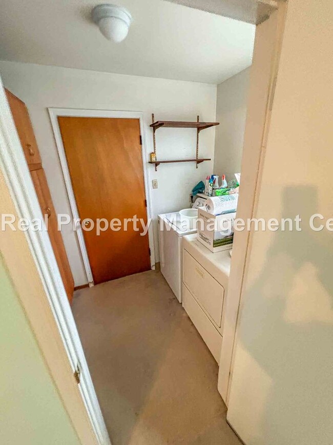 Building Photo - AVAILABLE JUNE - 4 Bed / 2 Bath Home locat...