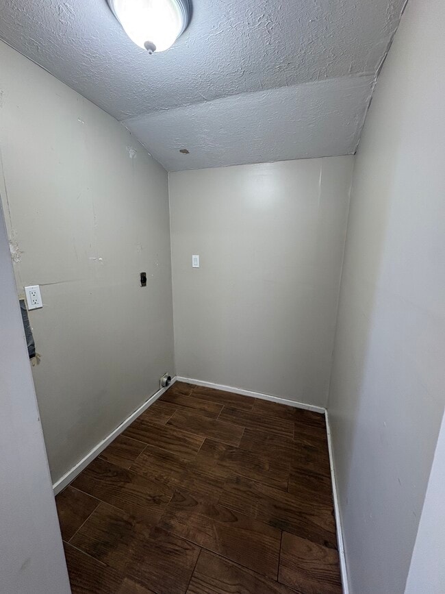 Building Photo - 2524 Norwich-