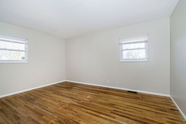 Building Photo - 3 Bedroom Home With Spacious Fenced Yard i...