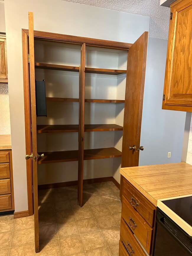 Building Photo - 905 Honeysuckle Ave