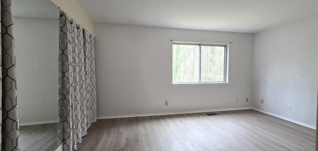 Building Photo - 220 Elizabeth St