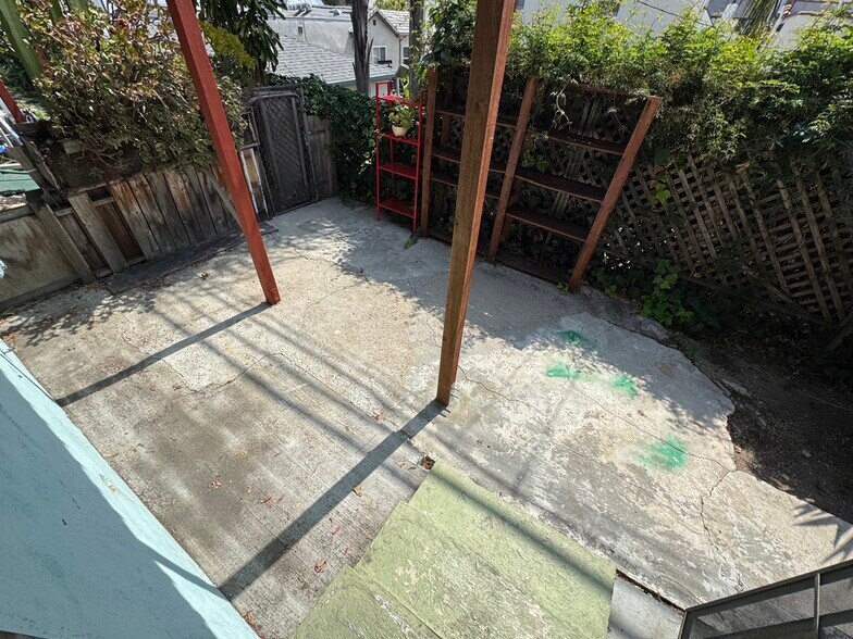Building Photo - 906 Alandele Ave
