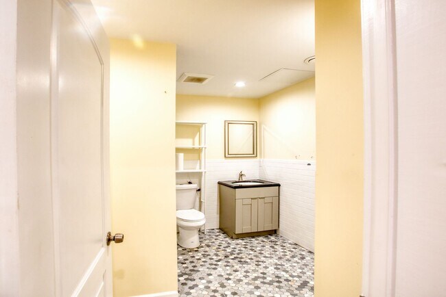 Building Photo - Recently Remodeled 2 bedroom 1 bath