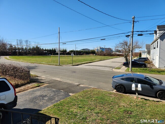 Building Photo - 164 Meadowview Ave