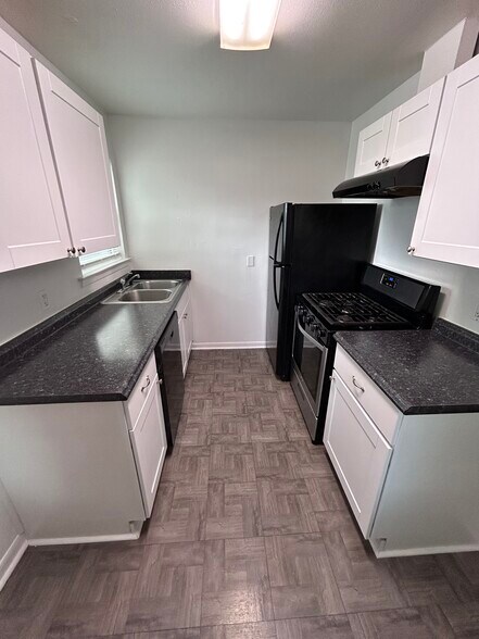 Building Photo - 702 Sunny Ln