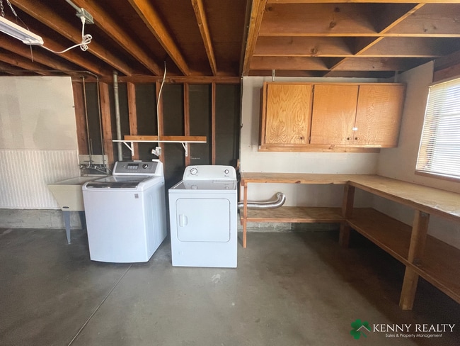 Building Photo - Remodeled Three Bedroom Plus Bonus Room House in Daly City