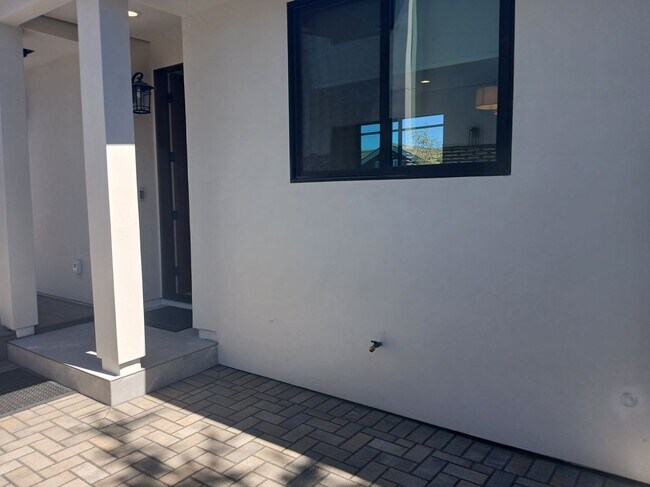 Building Photo - 523 Lancaster Way