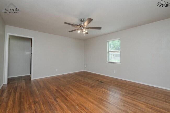 Building Photo - 1508 N Victoria Ave