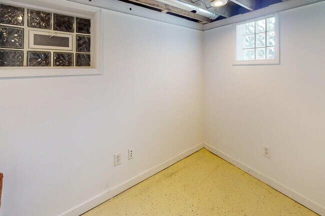 Building Photo - 2002 Ridgemont Rd