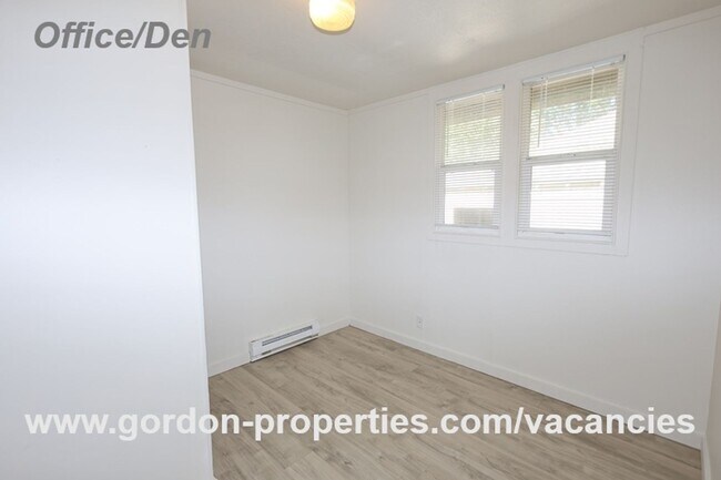 Building Photo - SE Arista Dr - Single level 1 bedroom apartment with den/office in the heart of Oak Grove