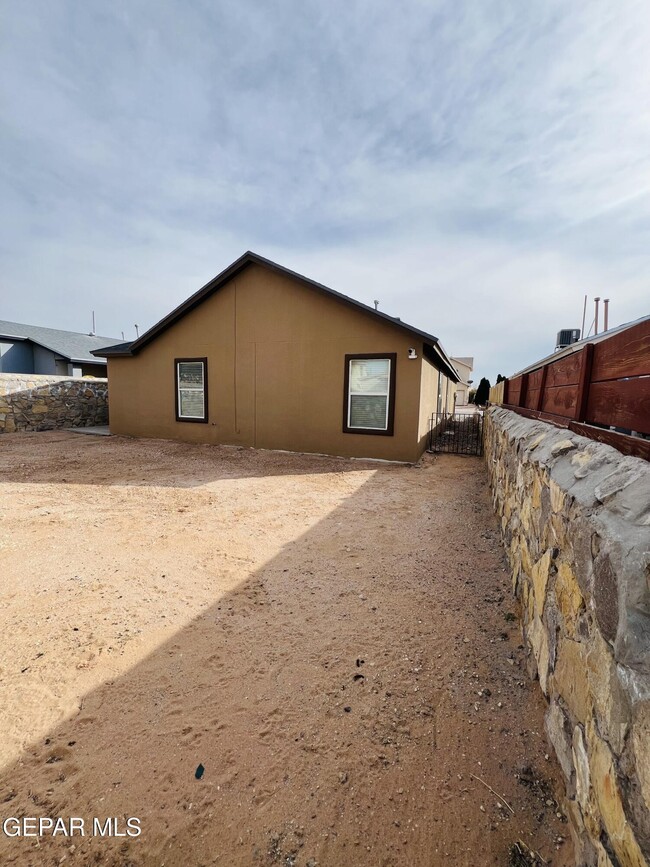 Building Photo - 12369 Tierra Apache Rd