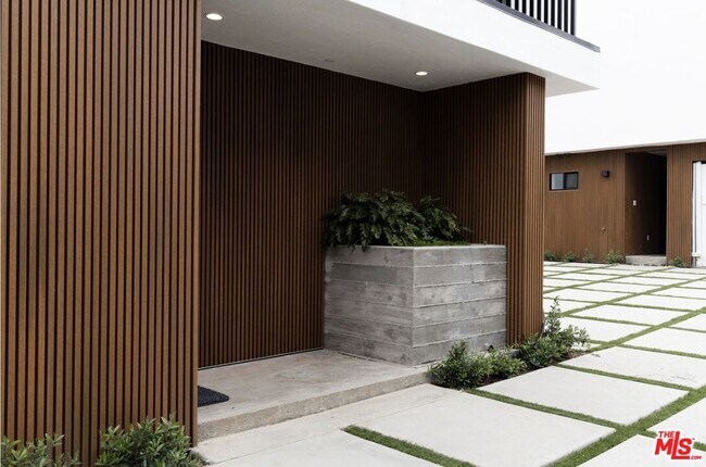 Building Photo - 843 Mariposa Ave