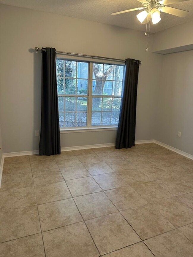 Building Photo - Charming First Floor Condo