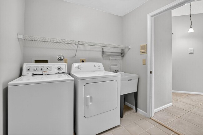 Building Photo - 5801 Coach House Cir