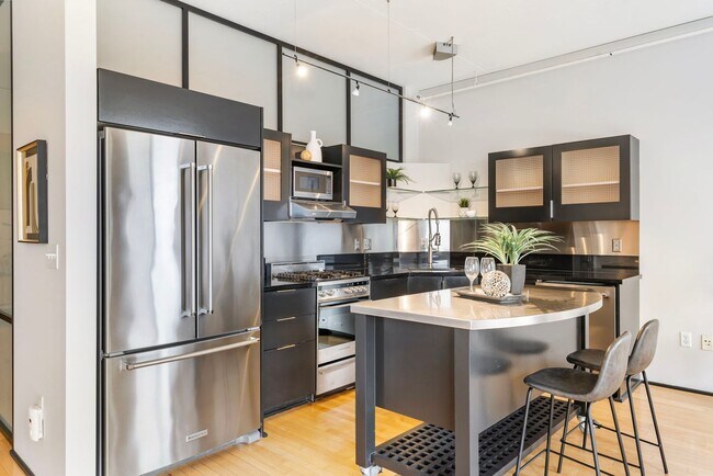 Building Photo - Elizabeth Lofts - 7th floor north facing p...