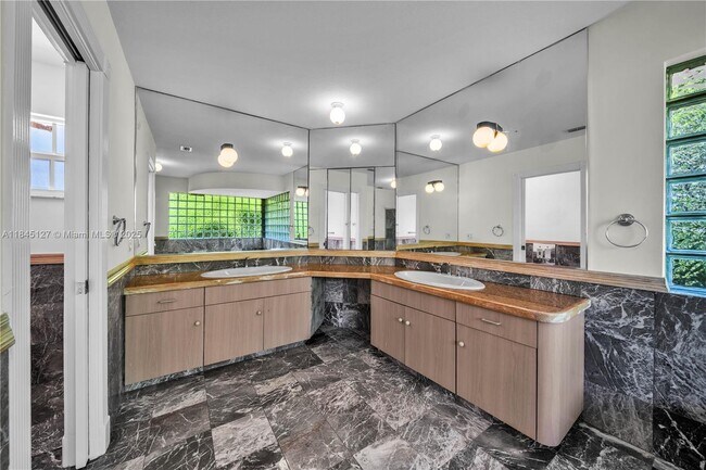 Building Photo - 7100 SW 56th St