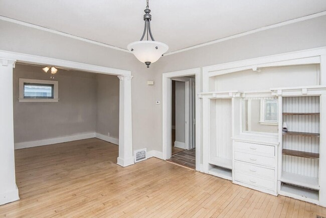 Building Photo - Updated 4-Bed Single Family Home with Clas...