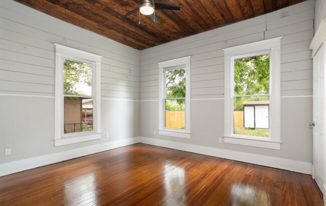 Building Photo - Historical Victorian Farmhouse minutes fro...