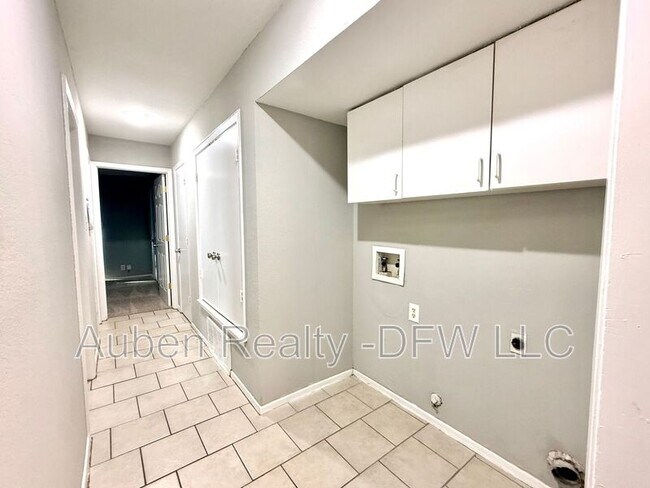 Building Photo - 118 Maple St