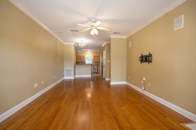 Building Photo - 4 bedroom Townhome Near LSU in a Gated Community