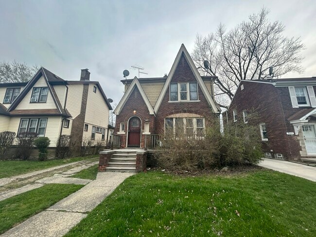 Primary Photo - 4401 Buckingham