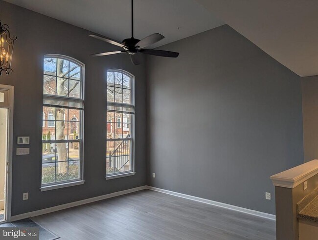 Building Photo - 1891 Crescent Park Dr