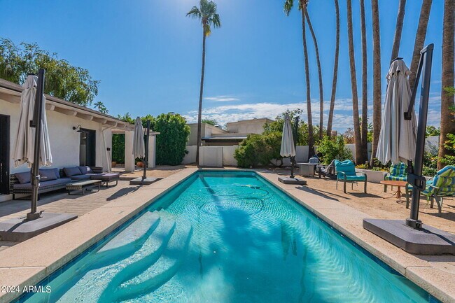 Building Photo - 8257 E Del Cadena Dr