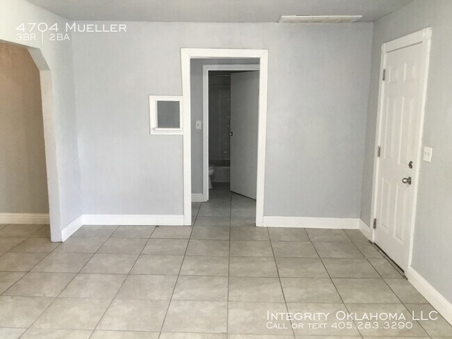 Building Photo - 4704 N Mueller Ave