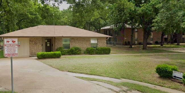 Building Photo - 208 Legendary Ln