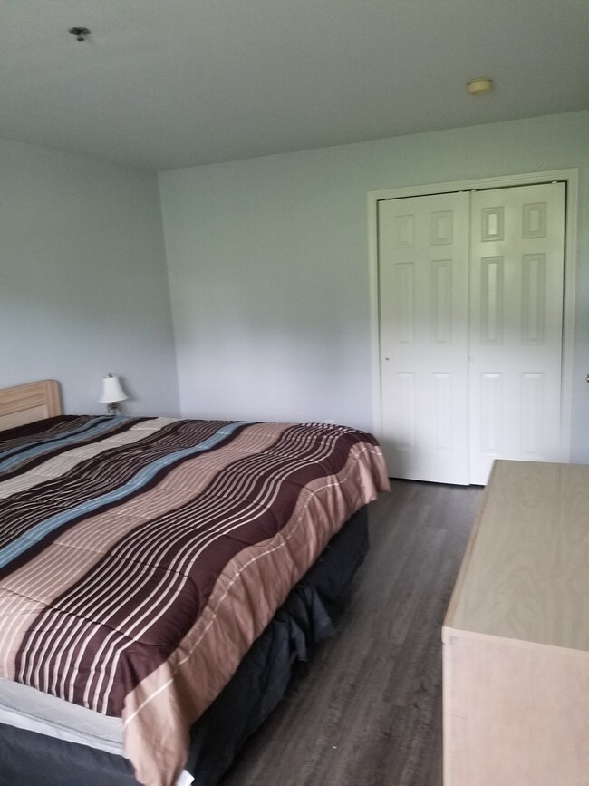 Building Photo - Recently Renovated 1 Bedroom 1 Bath  Walk-...