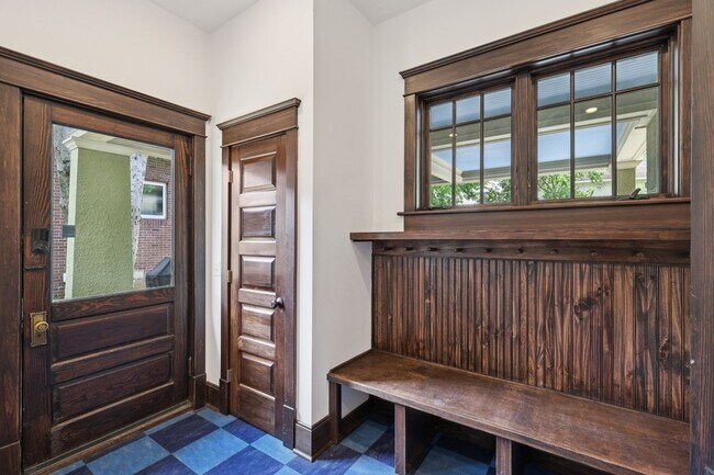 Building Photo - Beautiful Historic 4BR/3BA Gem | Hillsboro...