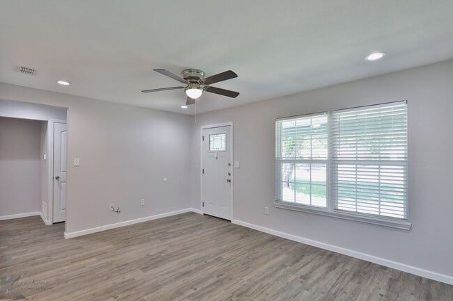 Building Photo - 3 bed, 2 bath, updated with all appliances provided!