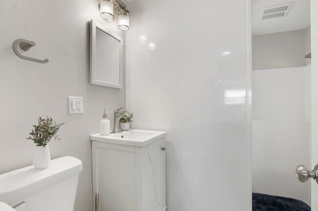 Building Photo - Arlington Heights Rental