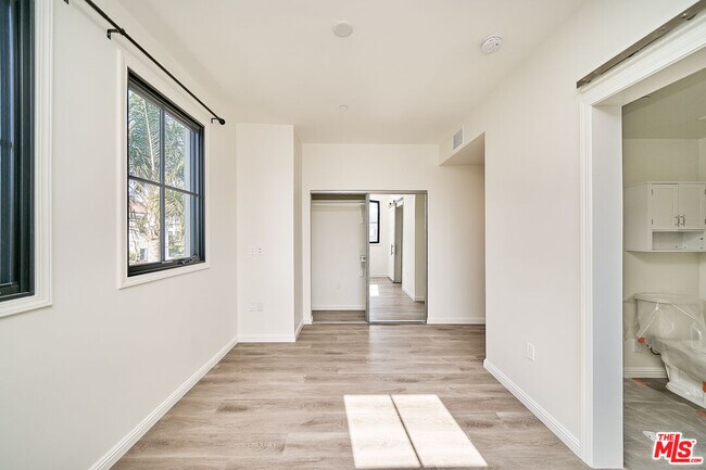 Building Photo - 951 S Wilton Pl
