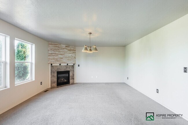 Building Photo - 4 Bed 2 Bath home for rent