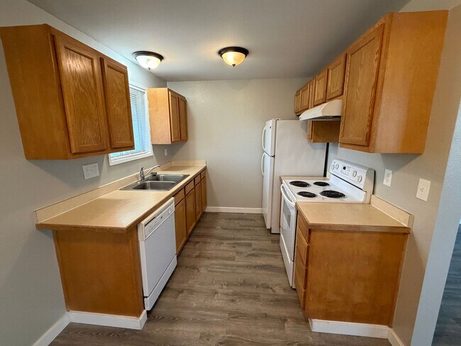 Building Photo - Convenient Location and Comfortable Living