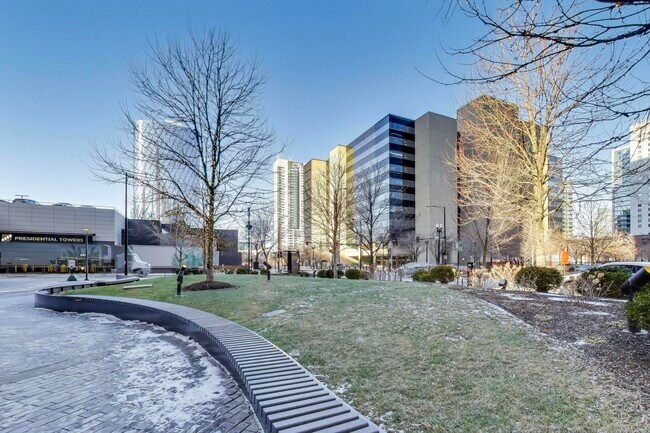 Building Photo - 555 W Madison St