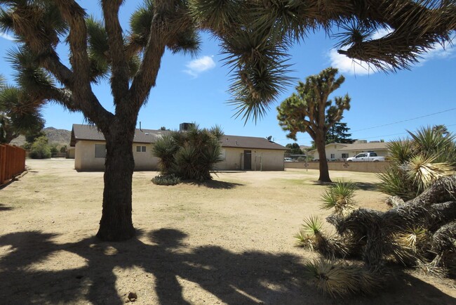 Building Photo - Desert home with oversized garage - move-i...