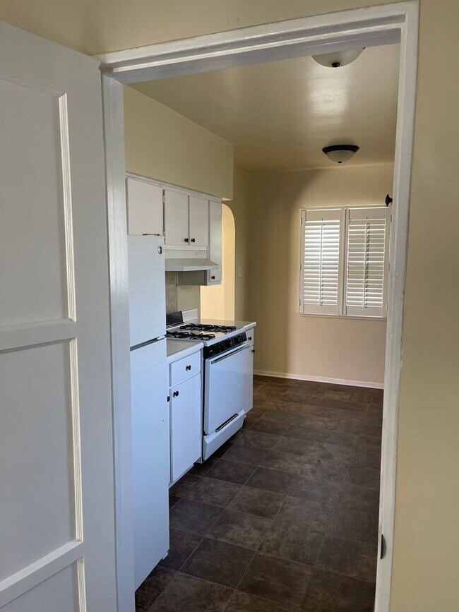 Building Photo - Wonderful 1 Bedroom 1 Bath Bungalow Unit located near downtown Oxnard