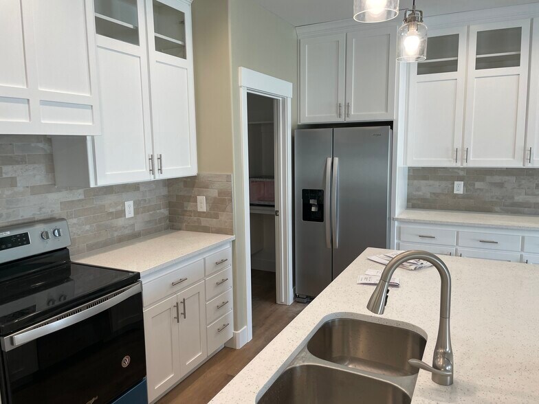 Building Photo - 775 Silvermaple Dr