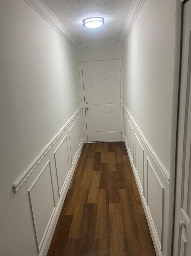 Building Photo - Large One Bedroom One Bath First level Condo Flexible qualifications.