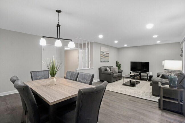 Building Photo - 570 E Higgins Rd