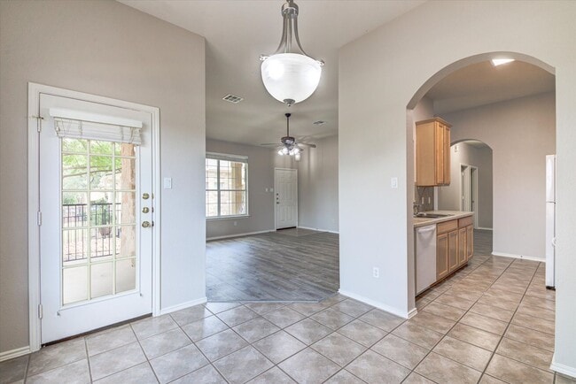 Building Photo - 16100 S Great Oaks Dr